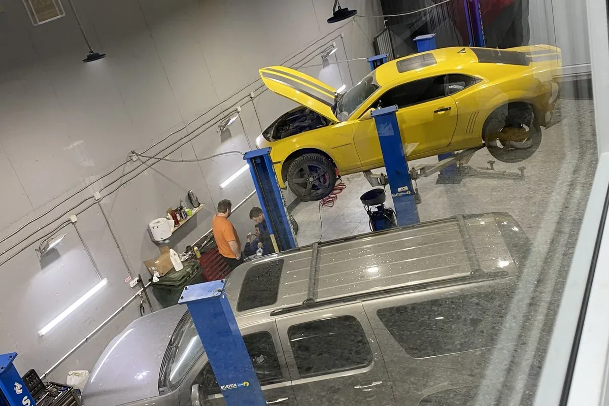 Ремонт подвески MRC Cadillac Escalade на подъёмнике в LUCKY