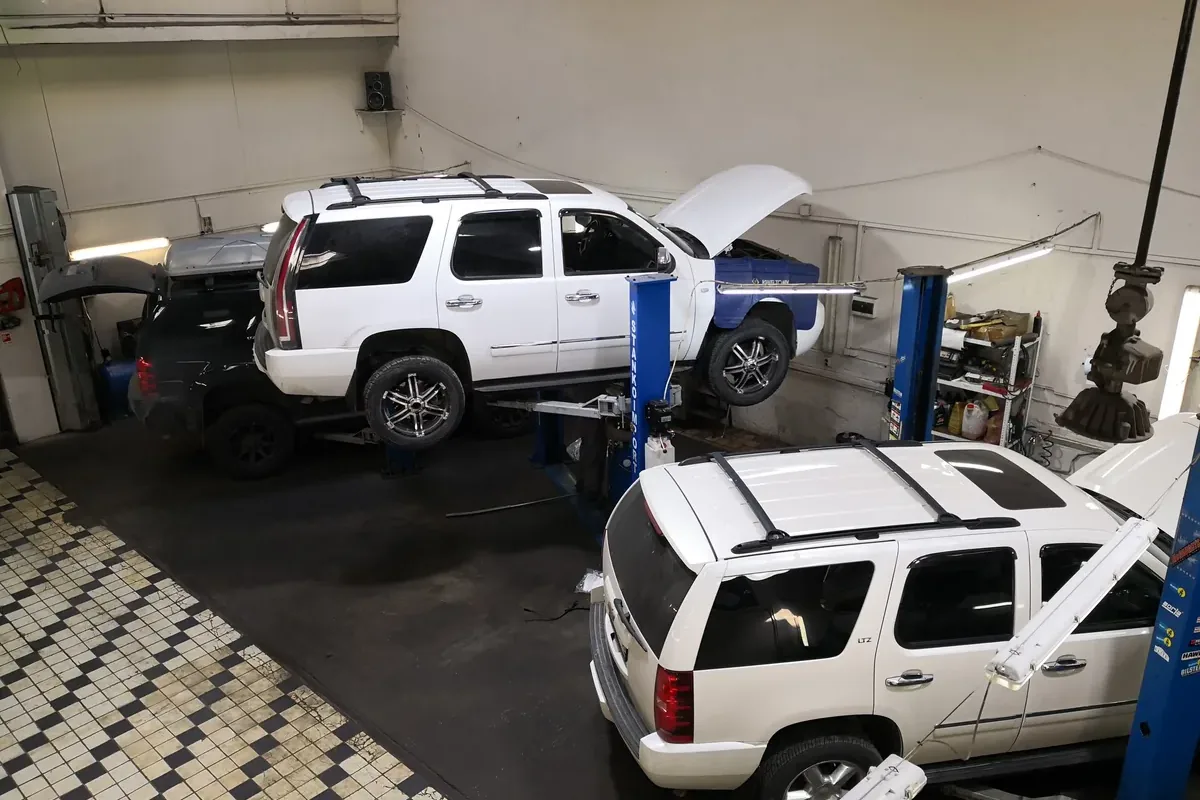 Подвеска MRC Escalade на ремонте в техцентре LUCKY Москва